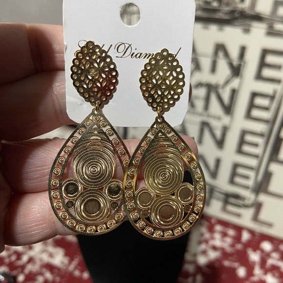 NIP India Inspired Gold Tone Filigree Pierced Earrings. - Picture 2 of 3